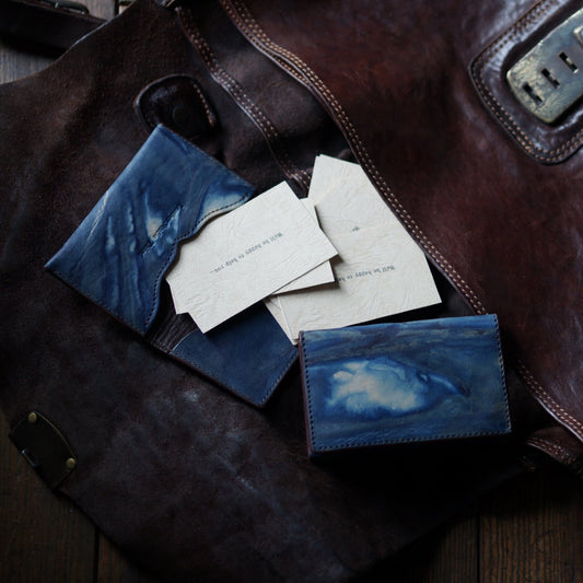 藍染した革の名刺入れ
